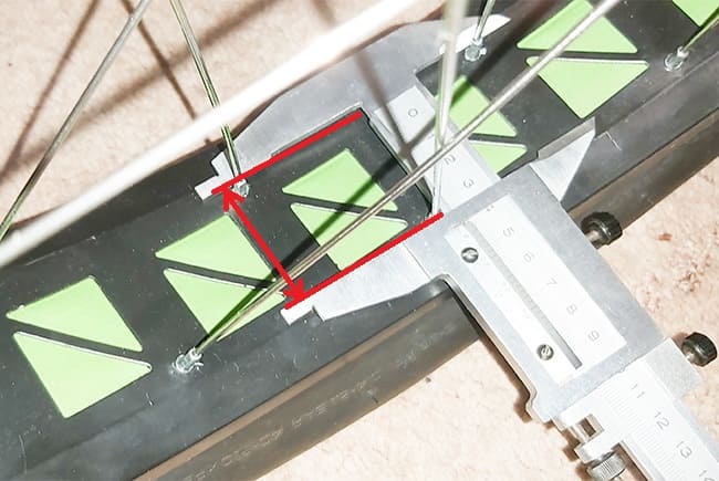 измерение смещения отверстий под спицы